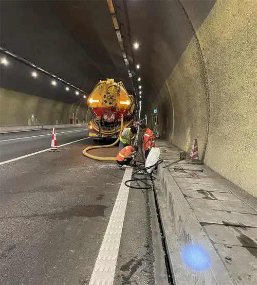 遂宁隧道排水渠清淤